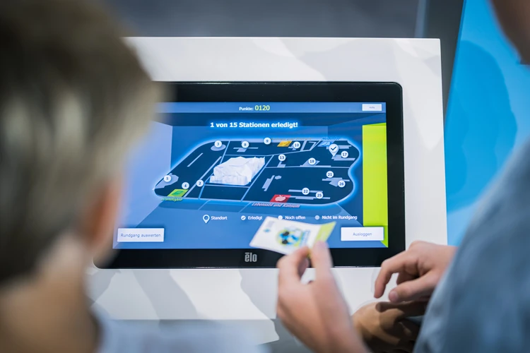 Personen bei der Bedienung des KLIMA Quiz Terminals.