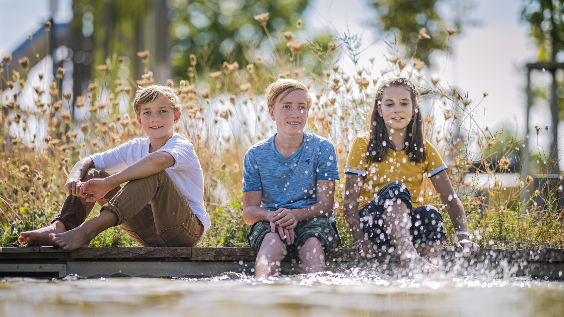 Gruppe Jugendlicher am Teich der Klima Arena