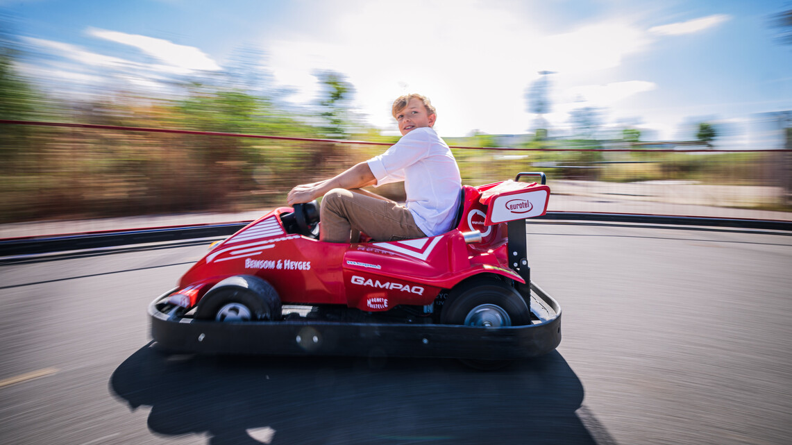 Jugendlicher auf der Kartbahn der Klima Arena