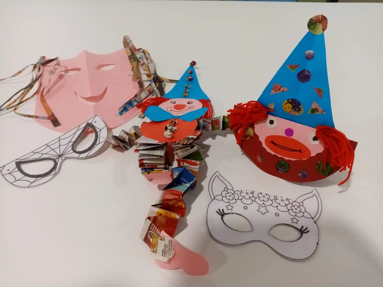 Zu sehen sind bunte Faschingsmasken und Partyh&uuml;te bgebildet.