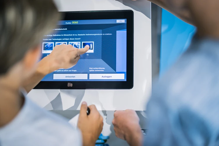 Zu sehen sind Kinderh&auml;nde, die einen Bildschirm bedienen.